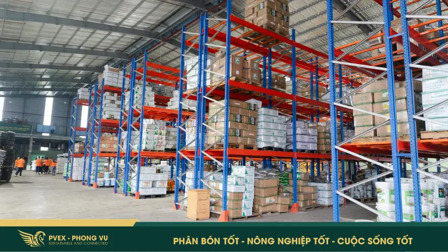 Kho nguyên liệu phân bón hữu cơ tại nhà máy Phong Vũ