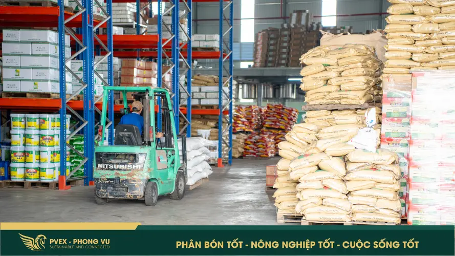 Kho nguyên liệu gia công phân bón NPK tại PVEX – Phong Vũ